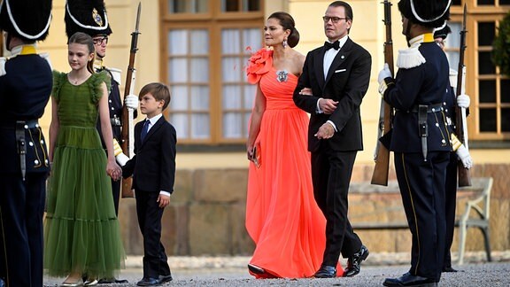 Prinzessin Estelle, Prinz Oscar, Kronprinzessin Victoria und Prinz Daniel von Schweden treffen im Schlosstheater Drottningholm ein.