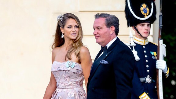 Prinzessin Madeleine von Sweden und Christopher ONeill treffen im Schlosstheater Drottningholm ein.