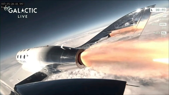 Eine Düse des Weltraumflugzeugs von Virgin Galactic zündet während des Flugs.