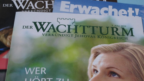 Ausgaben des "Wachturm" und "Erwachet", Publikationen der Zeugen Jehovas (Handout vom 01.08.2012).