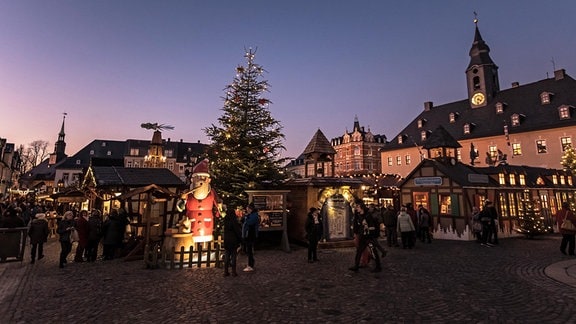 Blick auf den Weihnachtsmarkt in Annaberg-Buchholz im Erzgebirge.