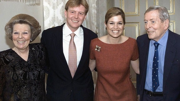 Freudestrahlend und Arm in Arm zeigt sich das frisch verlobte Paar, Kronprinz Willem Alexander (33) und Maxima Zorreguieta (30), am 30.3.2001 im königlichen Noordeinde-Palast in Den Haag mit der niederländischen Königin Beatrix (l) und ihrem Gatten Prinz Claus (r). I