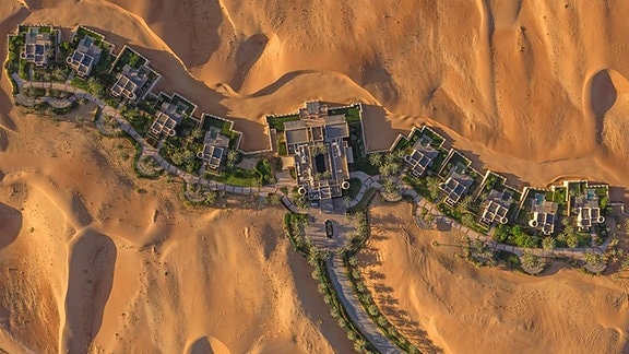 eine Hotelanlage mitten in der Wüste, fotografiert von oben