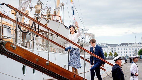Queen Margrethe und Kronprinz Frederik betreten die königliche Yacht Dannebrog