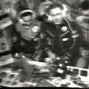Wenn die Crew von Sojus 31 auf Sendung war, mussten stets die Fotos der beiden Staatschefs, Leonid Breschnew und Erich Honecker, gut sichtbar aufgestellt sein.