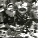 Den Fernsehzuschauern präsentiert Sigmund Jähn einige Gegenstände, die man ihm auf seine Reise mitgegeben hat: Goldmünzen mit den Konterfeis von Marx, Lenin, Thälmann, Wimpel mit dem Emblem der Deutsch-Sowjetischen Freundschaft und – im Auftrag des DDR-Kinderfernsehens - den Sandmann in einem eigens angefertigten Raumanzug. Jähn hatte den Auftrag, Filmaufnahmen für eine Kindersendung machen.