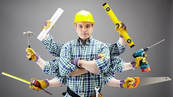 Handwerker mit verschiedenen Werkzeugen in sechs Händen