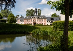Schönwetterwolken am Schloss Großharthau