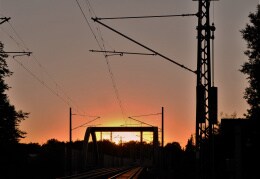 Die neue Bahnbrücke in Uhyst am Abend