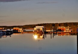 Die schwimmenden Häuser auf dem Bärwalder See im Abendlicht