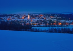 Blick auf das winterliche Frankenberg zur blauen Stunde