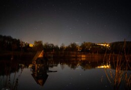 Der Teich unter Sternen