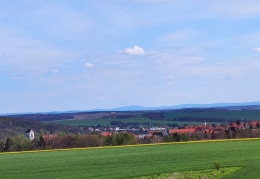 Blick über Crimmitschau, das Pleißental bis zum Auersberg