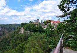 Blick vom Ritterfelsen zur Burg Hohenstein/Sächsische Schweiz