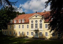 Barockschloss Oberlichtenau im August (und das ist erst einmal die Rückseite)