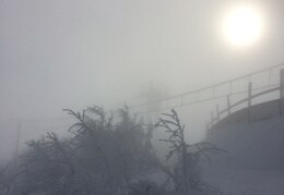 Fichtelberg zwischen Nebel und Sonne 