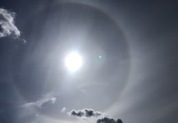 Ein Halo um Sonne oder Mond deutet auf einen wetterumschwung hin