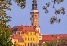 Blick auf den Rathausturm in Görlitz am Abend 