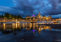 Dresden zur blauen Stunde an der Elbe 