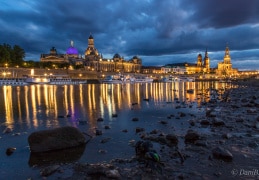 Dresden zur blauen Stunde an der Elbe 