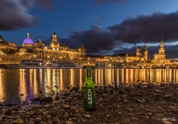 Dresden zur blauen Stunde an der Elbe - mit Strandgut