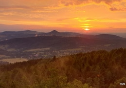 Sonnenuntergang an einem warmen Sommertag im Zittauer Gebirge