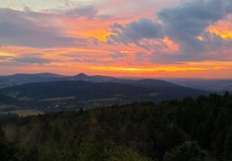 Sonnenuntergang an einem warmen Sommertag im Zittauer Gebirge