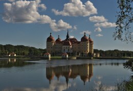 weiße Wolken über Schloss Moritzburg - Fotostopp