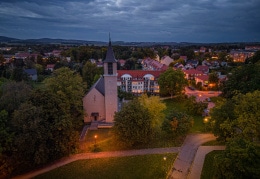 Herbstlicher Blick auf die Christuskirche in Görlitz am Abend 