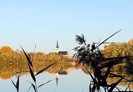 Spiegelbild der Kirche im Difturter See 