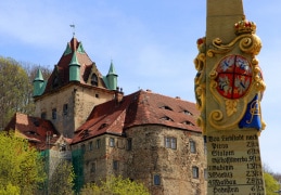 Liebstadt mit Schloss und Postsäule