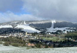 Der Fichtelberg und Kurort Oberwiesenthal im Schnee am 17.04.24