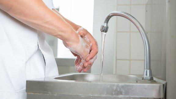 Händewaschen mit viel Schaum