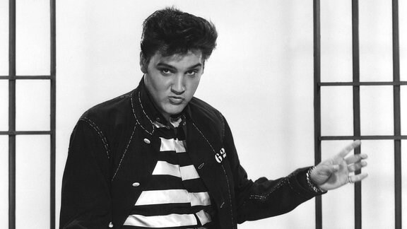 Elvis Presley in Hüftschwung-Pose 