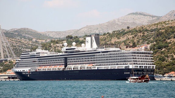 Das Kreuzfahrtschiff Neew Amsterdam liegt im Hafen von Dubrovnik. 