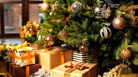 Geschenke unter einem Weihnachtsbaum