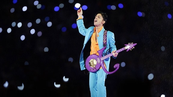 Sänger Prince (USA) während eines Konzertes anlässlich des Super Bowls XLI in Miami