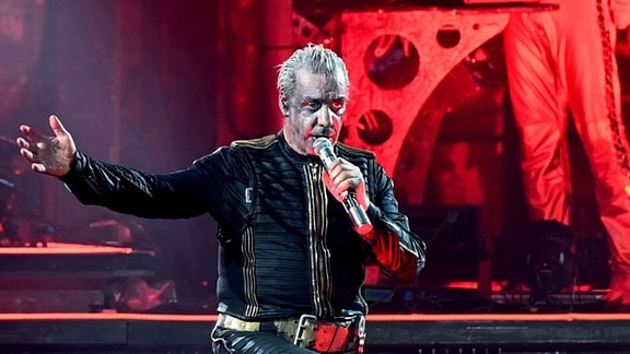 Till Lindemann, Frontsänger von Rammstein, steht während des Deutschland-Konzerts auf der Bühne.
