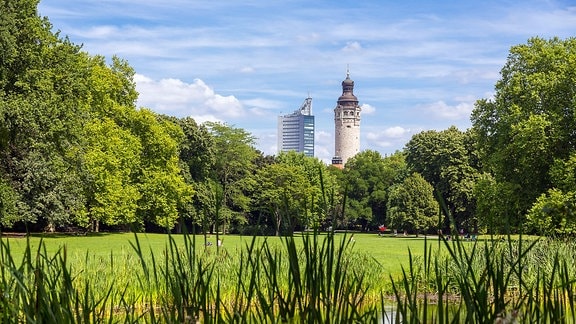 Blick vom Johannapark zur Innenstadt mit City-Hochhaus und Turm vom Neuen Rathaus, Leipzig (Sachsen)