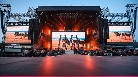 Depeche Mode tritt beim ersten Konzert der „Memento Mori Tour 2023“ auf der Festwiese auf