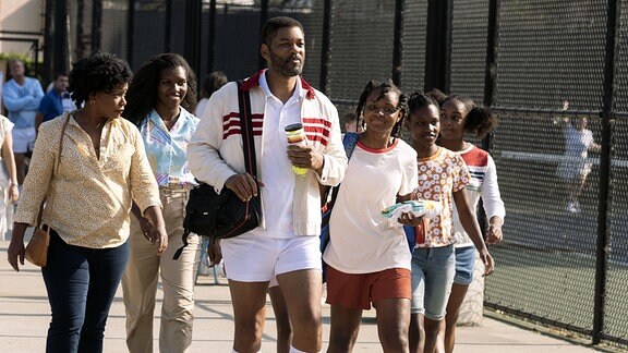 Filmszene: Vater Richard Williams und seine Töchter die Tennis-Superstars Venus und Serena Williams