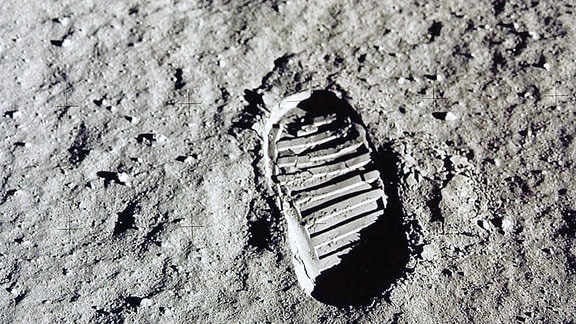 Ein Fußabdruck des amerikanischen Astronauten Edwin E. Aldrin auf dem Mond.