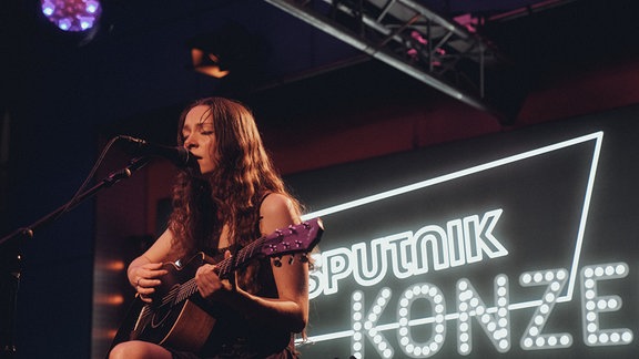 Konzert von Singer-Songwriterin Holly Humberstone im Sputnik-Studio.