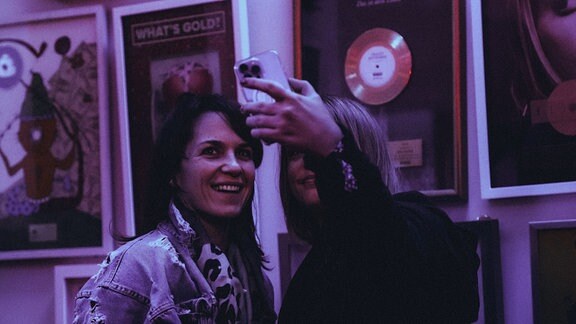 Zwei Personen machen ein Selfie bei einem Konzert von Singer-Songwriterin Holly Humberstone im Sputnik-Studio.