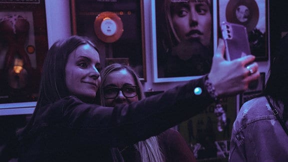 Zwei Personen machen ein Selfie beim Konzert von Singer-Songwriterin Holly Humberstone im Sputnik-Studio.