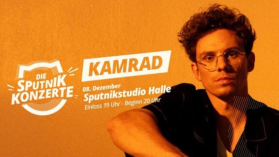 Der Singer-Songwriter KAMRAD ist in orange gehalten rechts im Bild, links der Schriftzug "Die Sputnik-Konzerte"