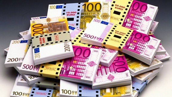 Verschiedene Euro-Scheine in Notenbündeln