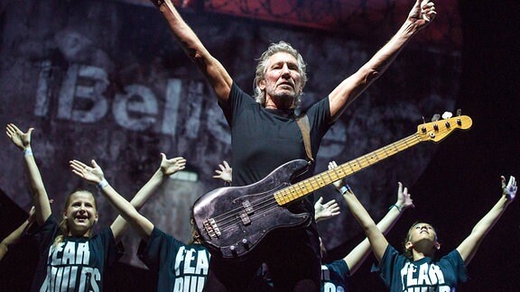 Der britische Sänger, Gitarrist und ehemaliges Bandmitglied von Pink Floyd - Roger Waters - steht mit - The Wall - in der Esprit Arena in Düsseldorf auf der Bühne