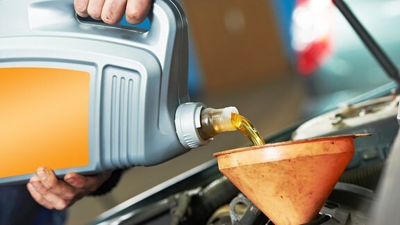 Ölwechsel in der Autowerkstatt