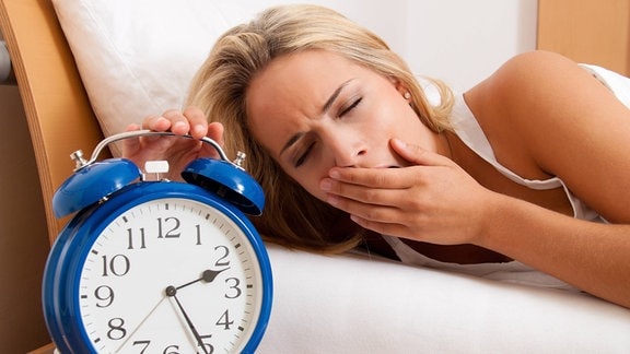 Schlaflosigkeit: Frau gähnt nachts halb drei